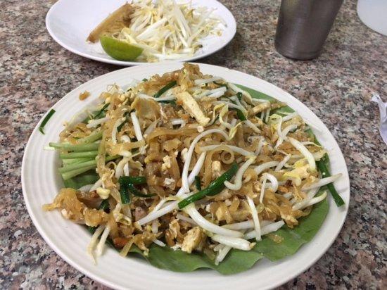 Pad Thai Hah Lot